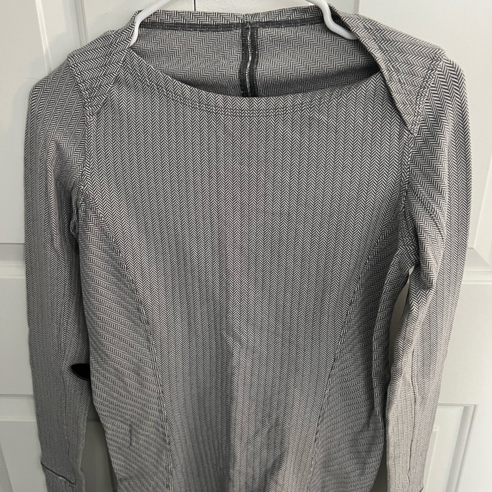 Lululemon Gray Herringbone Long Sleeve Top